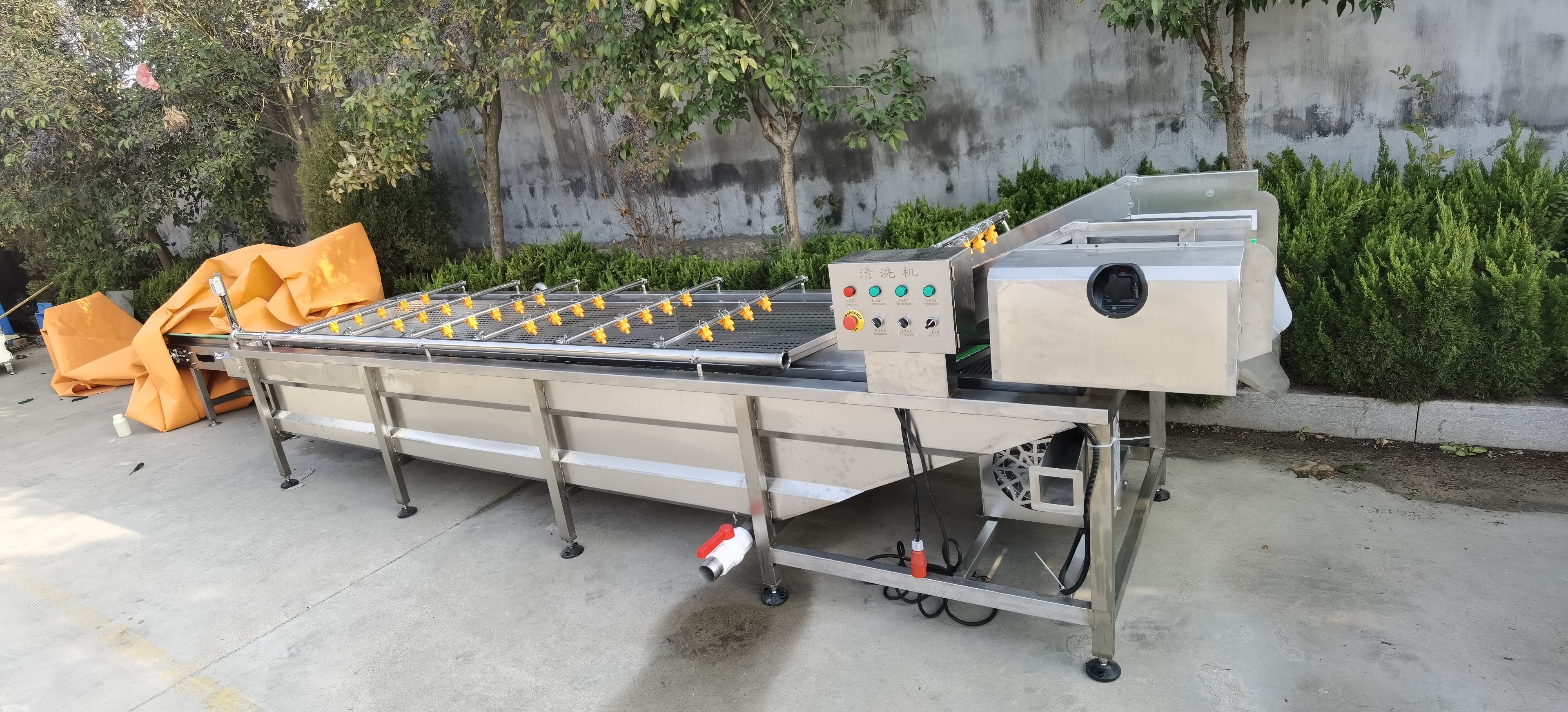 The working principle and characteristics of fruit and vegetable bubble cleaning machine are introdu